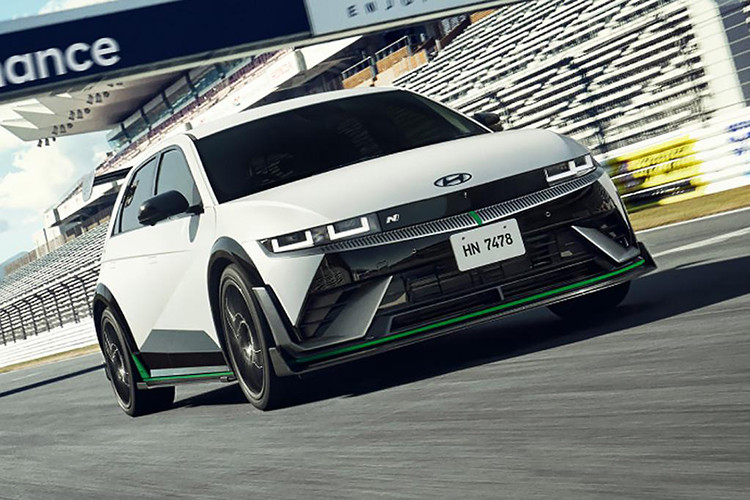  IONIQ 5 N DK Hyundai đang đưa mẫu ôtô điện hiệu năng cao của mình lên một tầm cao mới với phiên bản đặc biệt IONIQ 5 N DK được tinh chỉnh với sự hợp tác của Keiichi Tsuchiya, huyền thoại drift người Nhật Bản được mệnh danh là “Vua drift”. Ra mắt tại Tokyo Auto Salon , Hyundai IONIQ 5 N DK Edition dự kiến sẽ ra mắt tại một số thị trường được chọn trên toàn thế giới trong nửa đầu năm 2025.