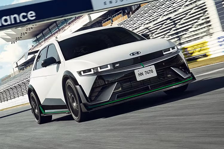  IONIQ 5 N DK Hyundai đang đưa mẫu ôtô điện hiệu năng cao của mình lên một tầm cao mới với phiên bản đặc biệt IONIQ 5 N DK được tinh chỉnh với sự hợp tác của Keiichi Tsuchiya, huyền thoại drift người Nhật Bản được mệnh danh là “Vua drift”. Ra mắt tại Tokyo Auto Salon , Hyundai IONIQ 5 N DK Edition dự kiến sẽ ra mắt tại một số thị trường được chọn trên toàn thế giới trong nửa đầu năm 2025.