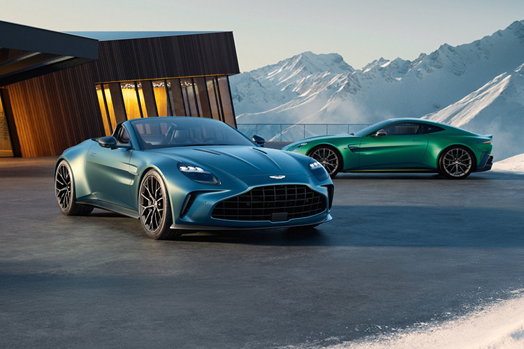  Aston Martin Vantage Roadster Vào tháng 2 năm ngoái Aston Martin đã tung ra bản nâng cấp giữa vòng đời cho dòng coupe Vantage. Ở thời điểm đó hãng không nhắc gì tới biến thể mui trần Roadster, mà dành nó tới nay mới ra mắt. Giống như Coupe, Vantage Roadster kết hợp phong cách đẹp mang tính biểu tượng của thương hiệu Anh với sức mạnh gần bằng "đàn anh" DB12 Volante. 