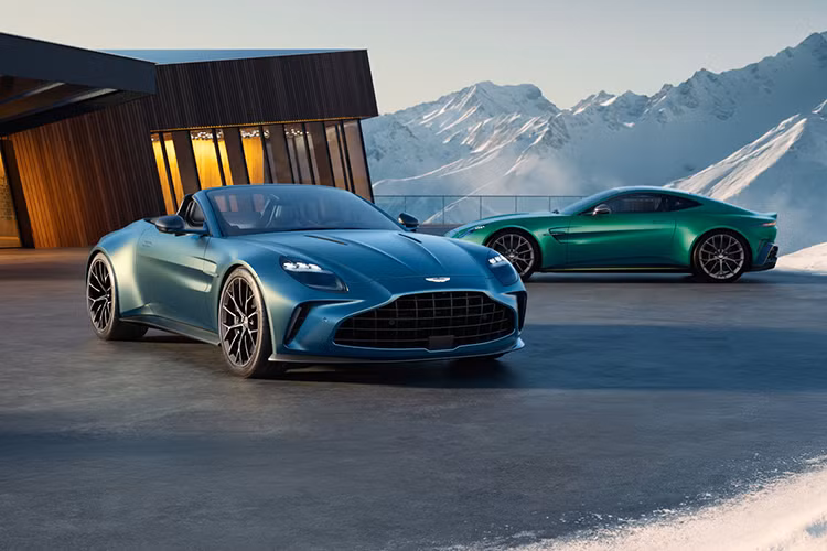  Aston Martin Vantage Roadster Vào tháng 2 năm ngoái Aston Martin đã tung ra bản nâng cấp giữa vòng đời cho dòng coupe Vantage. Ở thời điểm đó hãng không nhắc gì tới biến thể mui trần Roadster, mà dành nó tới nay mới ra mắt. Giống như Coupe, Vantage Roadster kết hợp phong cách đẹp mang tính biểu tượng của thương hiệu Anh với sức mạnh gần bằng "đàn anh" DB12 Volante. 