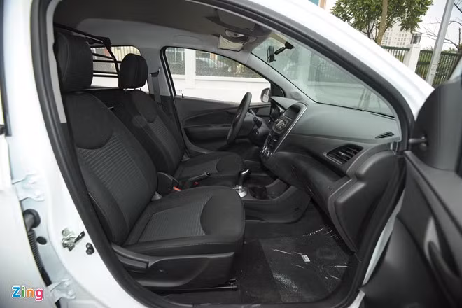 Chất liệu sử dụng cho nội thất cũng khá đơn giản, chủ yếu là nhựa. Trong khi đó, ghế ngồi được bọc chất liệu nỉ, dễ bám bụi.