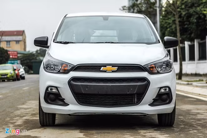 Phần đầu xe cũng nhận nhiều điểm mới. Lưới tản nhiệt được thiết kế lại, theo phong cách mới nhất trên các dòng xe của Chevrolet. 