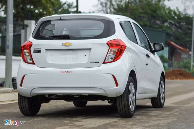 Ở phía đuôi xe, cản sau, đèn chiếu hậu cũng mang kiểu dáng mới, có tính thẩm mỹ cao hơn. 