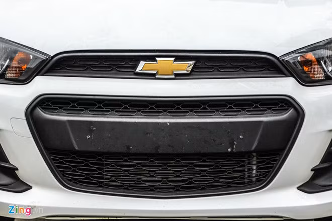 Tuy nhiên ở phiên bản Spark Van, lưới tản nhiệt không có đường viền chrome như những phiên bản Spark 2016 khác.