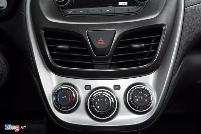 Cụm điều khiển trung tâm đơn giản, với các nút bấm điều chỉnh và cửa gió hệ thống điều hòa.