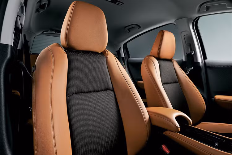 Để đem tới cảm giác thoải mái hơn, Honda đã thiết kế lại đệm mút của các ghế trong xe. Chiếc xe cũng thừa hưởng các ghế ngồi có thể sắp xếp rất linh hoạt khi không chỉ có khả năng gập lưng mà còn có thể gập được mặt ghế lên, cũng như ghế trước có thể ngửa phẳng nếu tháo tựa đầu.