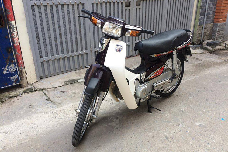  Xe máy Honda Super Dream 100 có mặt tại thị trường kể từ năm 1998, đây là loạt xe đầu tiên được Honda Việt Nam sản xuất tại nước ta. Tính tới khi bị ngừng sản xuất, chiếc xe đã có tổng cộng 3 thế hệ với những sự thay đổi nhẹ về thiết kế, màu sắc và tem.