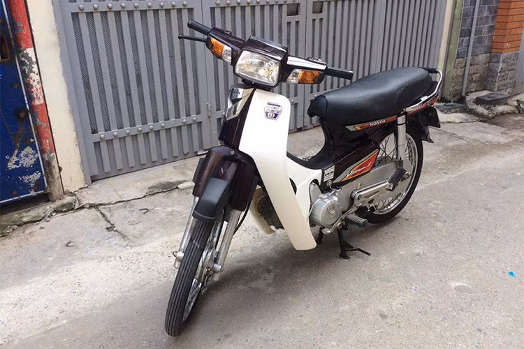  Xe máy Honda Super Dream 100 có mặt tại thị trường kể từ năm 1998, đây là loạt xe đầu tiên được Honda Việt Nam sản xuất tại nước ta. Tính tới khi bị ngừng sản xuất, chiếc xe đã có tổng cộng 3 thế hệ với những sự thay đổi nhẹ về thiết kế, màu sắc và tem.