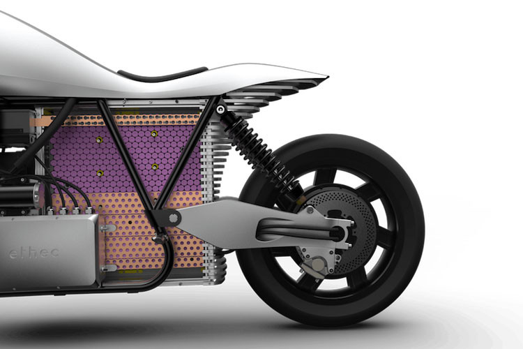 Hai mô-tơ điện nói trên không chỉ có tác dụng truyền động mà còn được tích hợp hệ thống phanh thu hồi năng lượng để sạc cho bộ pin tương tự như xe điện Tesla. Xe còn được trang bị cảm biến ở tay phanh, có tác dụng tính toán lực phanh, giảm tốc độ của xe bằng tính năng phanh thu hồi năng lượng, chỉ cần giảm tốc kẹp phanh mới hoạt động.