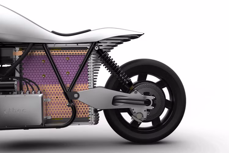 Hai mô-tơ điện nói trên không chỉ có tác dụng truyền động mà còn được tích hợp hệ thống phanh thu hồi năng lượng để sạc cho bộ pin tương tự như xe điện Tesla. Xe còn được trang bị cảm biến ở tay phanh, có tác dụng tính toán lực phanh, giảm tốc độ của xe bằng tính năng phanh thu hồi năng lượng, chỉ cần giảm tốc kẹp phanh mới hoạt động.