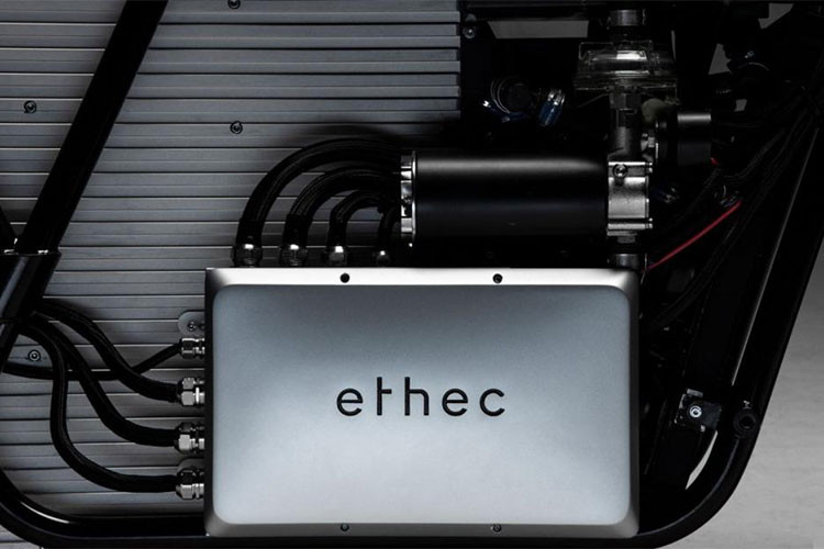 Hệ thống treo trước của xe là giảm xóc dạng tay đòn Girder và cặp giảm xóc đôi dạng lò xo trụ, giảm chấn thủy lực truyền thống. Bảng đồng hồ của xe là màn hình LCD kích thước 7 inch, hiển thị đầy đủ nhiều thông tin của xe như lượng pin hay tốc độ khi di chuyển...