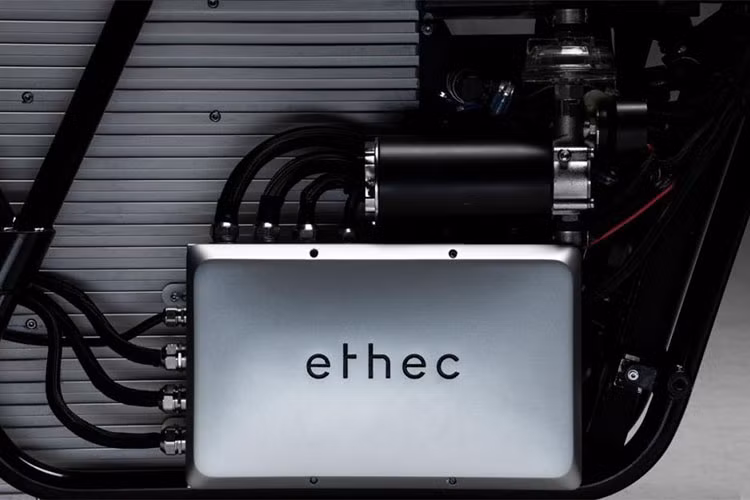 Hệ thống treo trước của xe là giảm xóc dạng tay đòn Girder và cặp giảm xóc đôi dạng lò xo trụ, giảm chấn thủy lực truyền thống. Bảng đồng hồ của xe là màn hình LCD kích thước 7 inch, hiển thị đầy đủ nhiều thông tin của xe như lượng pin hay tốc độ khi di chuyển...