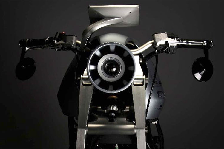 Bộ pin này được bố trí tại vị trí treo động cơ của xe môtô truyền thống. Cùng với đó là hệ thống quản lý năng lượng BMS, giúp tối ưu hóa hiệu năng của bộ pin bằng cách điều tiết dòng sạc và nhiệt độ của pin.