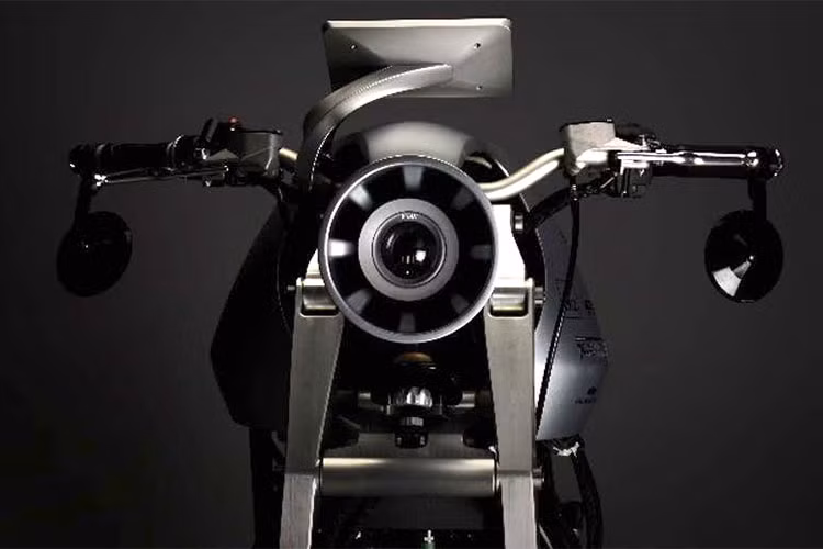 Bộ pin này được bố trí tại vị trí treo động cơ của xe môtô truyền thống. Cùng với đó là hệ thống quản lý năng lượng BMS, giúp tối ưu hóa hiệu năng của bộ pin bằng cách điều tiết dòng sạc và nhiệt độ của pin.