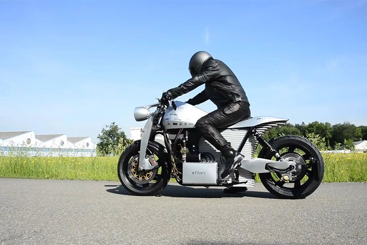 Xe điện là xu hướng mới và đang ngày càng phát triển, hứa hẹn sẽ thay thế cho xe động cơ đốt trong trong tương lai. Tuy nhiên điểm yếu của hầu hết các mẫu xe điện hiện nay là tầm hoạt động rất ngắn, cao nhất cũng chỉ khoảng 120 km. Tuy nhiên, với mẫu xe môtô điện Ethec mới đến từ Thuỵ Sỹ lại hoàn toàn thay đổi suy nghĩ của người dùng hiện nay.