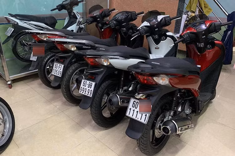 Trong khi đó, những chiếc xe máy biển tứ quý khi sang tên phải đổi sang biển 5 số nên đối với những chiếc xe mang biển 4 số, người mua lại chỉ còn cách làm hợp đồng công chứng để tránh bị đổi biển.