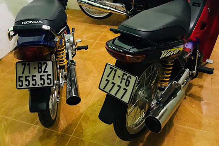 Bộ đôi xe máy phổ thông là Honda Dream II và Wave Thái với biển số "ngũ quý" 5 và "tứ quý 7" khiến nhiều dân chơi xe máy phát thèm.