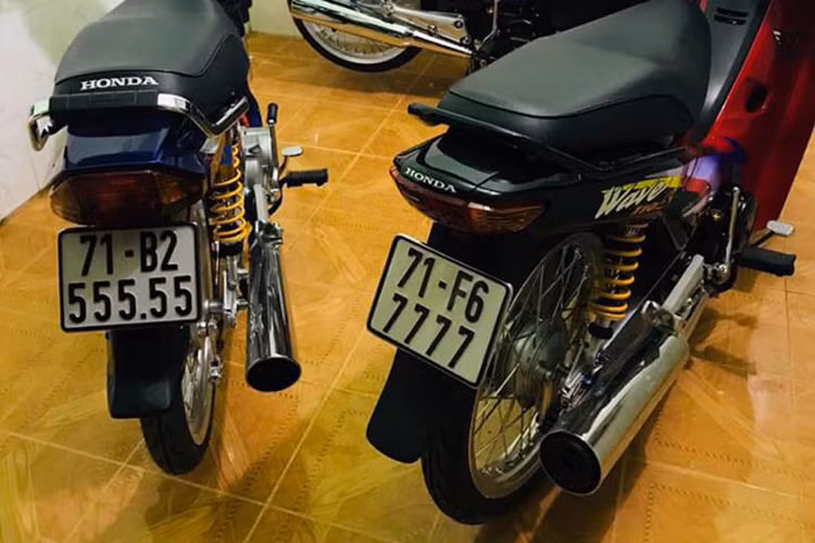 Bộ đôi xe máy phổ thông là Honda Dream II và Wave Thái với biển số "ngũ quý" 5 và "tứ quý 7" khiến nhiều dân chơi xe máy phát thèm.
