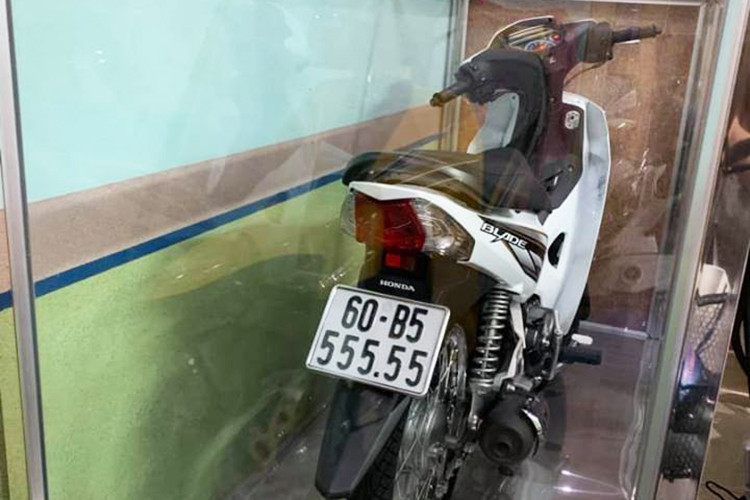 Đáng chú ý là có một chiếc xe máy Honda Blade biển ngũ quý 5 được đặt lồng kính. Với quy định hiện nay, việc sang tên biển 5 số không yêu cầu phải đổi biển số nữa. Do đó, những chiếc xe biển số đẹp sau khi sang tên chủ mới vẫn được giữ nguyên biển.