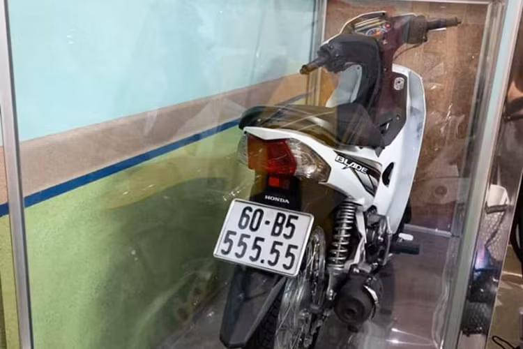 Đáng chú ý là có một chiếc xe máy Honda Blade biển ngũ quý 5 được đặt lồng kính. Với quy định hiện nay, việc sang tên biển 5 số không yêu cầu phải đổi biển số nữa. Do đó, những chiếc xe biển số đẹp sau khi sang tên chủ mới vẫn được giữ nguyên biển.