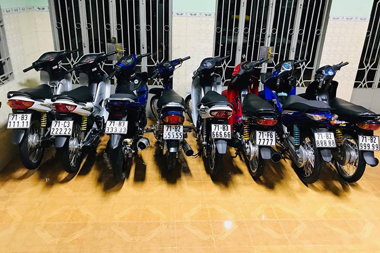 Mới đây, trên mạng xã hội xôn xao về dàn xe máy biển khủng của hai người dân chơi tại Bến Tre và Đồng Nai. Những chiếc xe thuộc đủ chủng loại, từ bình dân như Honda Wave đến cao cấp như SH nhưng lại có một chi tiết đồng nhất là đều mang biển số tứ và ngũ quý của địa phương.