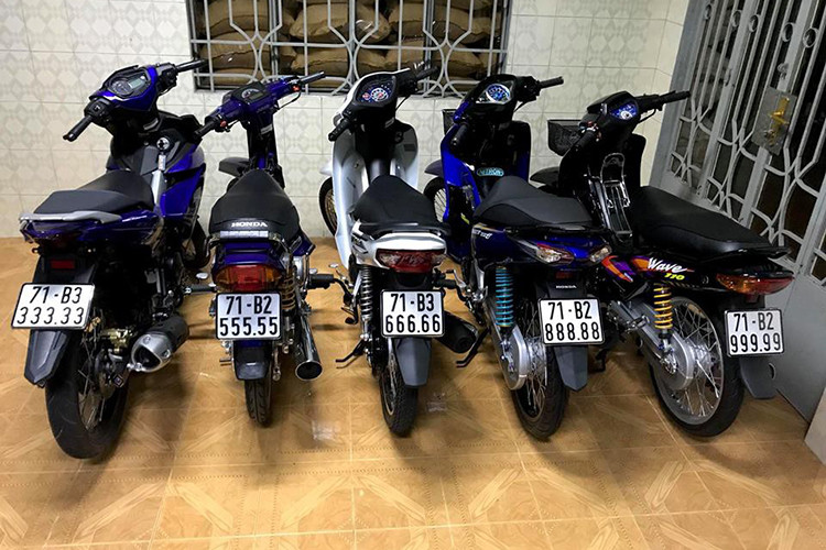 Dàn xe máy biển độc trong nhà của người chơi tại Bến Tre chủ yếu mang thương hiệu Honda với các mẫu xe số phổ thông như Wave đủ các đời và Future đời cũ.... DDáng chú ý là biển số của những chiếc xe trải dài từ ngũ quý 1 đến ngũ quý 9. Điểm nhấn là chiếc Yamaha Exciter với biển số ngũ quý 3.
