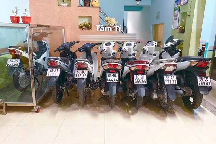 Một người chơi xe máy tại Đồng Nai cũng có hẳn một bộ sưu tập biển đẹp, từ tứ quý đến ngũ quý. Những chiếc xe này không phải Honda Wave, Dream như của dân chơi Bến Tre mà là xe ga Vision, Air Blade và SH.