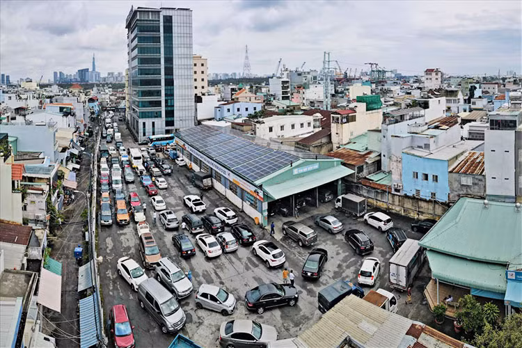 Muc phat xe oto cham dang kiem nam 2023 nhu the nao?