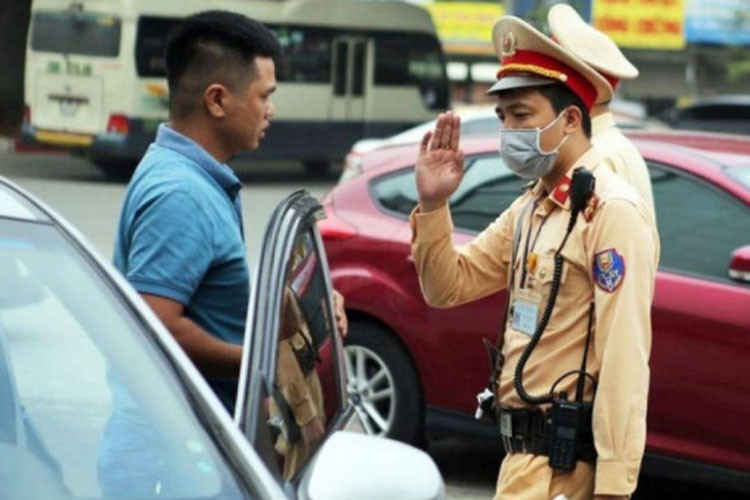 Muc phat xe oto cham dang kiem nam 2023 nhu the nao?-Hinh-2