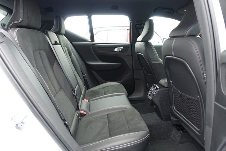 Vô lăng 3 chấu bọc da thể thao cùng màn hình cảm ứng Sensus 9 inch nằm ở vị trung tâm, tập trung mọi thông tin và hoạt động giải trí trên xe. Một vài tính năng như: sạc không dây, kết nối hệ thống thông tin giải trí thông qua Apple CarPlay, Android Auto. Hệ thống điều hòa tự động 2 vùng, ghế bọc da, chỉnh điện, hệ thống âm thanh cao cấp, ứng dụng dịch vụ di động Volvo On Call…