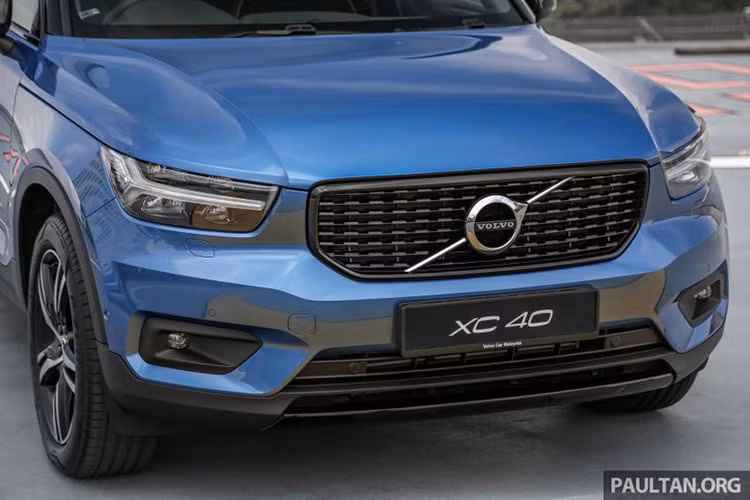 Về ngoại thất, crossover cỡ nhỏ Volvo XC40 sở hữu lưới tản nhiệt rộng, thiết kế quen thuộc của Volvo được làm gấp khúc về phía trong, logo cỡ lớn của hãng nổi bật ngay chính giữa với thiết kế đơn giản. Cụm đèn pha “Thor Hammer” với dải đèn Led được cách điệu, tích hợp hệ thống rửa đèn áp lực cao.