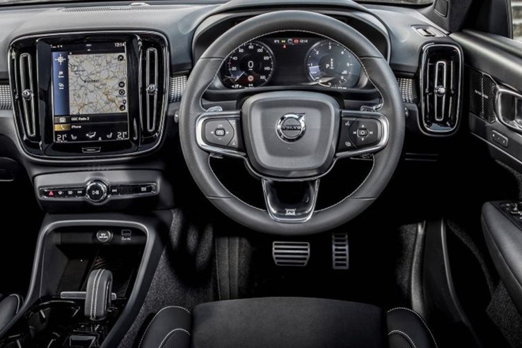 Bên trong nội thất của XC40 được bọc da cao cấp toàn bộ, từ ghế, cần gạt số và vô lăng đa chức năng. Khác với nét tinh xảo và sự tinh tế đến từng chi tiết của 2 người đàn anh. XC40 khoác lên mình vẻ đẹp mạnh mẽ với sự đơn giản trong ngôn ngữ thiết kế.