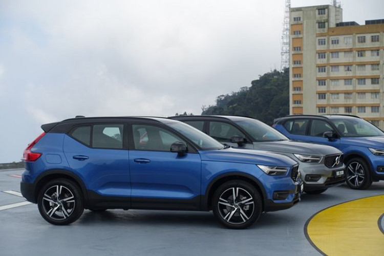 Về trang bị an toàn, Volvo XC40 sẽ sở hữu nhiều tính năng chủ động hiện đại như phanh tự động, cảnh báo điểm mù, cảnh báo phương tiện phía sau khi lùi, hỗ trợ giữ làn đường, cảnh báo khoảng cách, cân bằng điện tử, kiểm soát lực bám đường, hệ thống chống lật, 7 túi khí và hệ thống kiểm soát đèn pha chủ động...