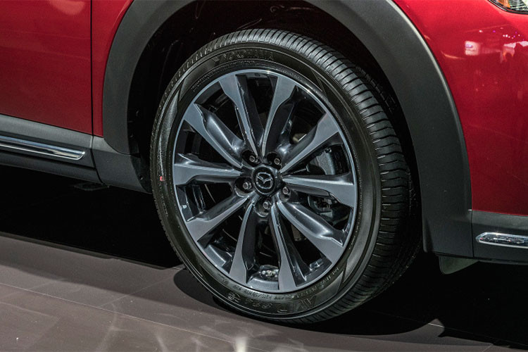 Hãng xe ôtô Mazda cũng đã thiết kế lại bộ mâm đa chấu kích thước 18 inch với 5 nan kép to bản hơn so với phiên bản hiện tại dang bán ra tại một số thị trường. Tương tự như Mazda CX-5 2018 và Mazda MX-5 Miata, Mazda CX-3 2019 được bổ sung màu đỏ tươi Soul Red Crystal.