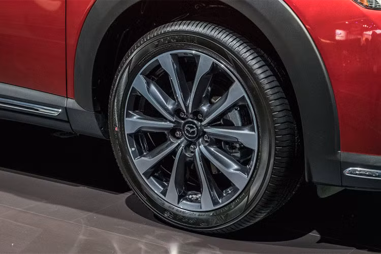 Hãng xe ôtô Mazda cũng đã thiết kế lại bộ mâm đa chấu kích thước 18 inch với 5 nan kép to bản hơn so với phiên bản hiện tại dang bán ra tại một số thị trường. Tương tự như Mazda CX-5 2018 và Mazda MX-5 Miata, Mazda CX-3 2019 được bổ sung màu đỏ tươi Soul Red Crystal.