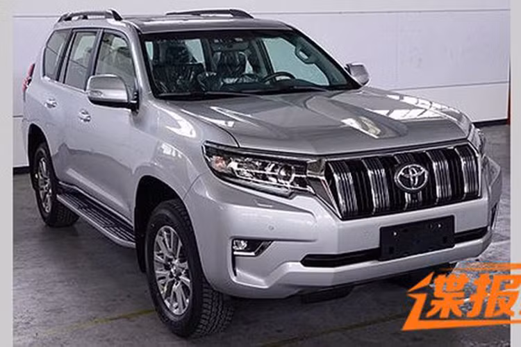 Những hình ảnh mới vừa lộ diện trên mạng cho thấy Toyota Land Cruiser Prado 2018 sở hữu thiết kế mạnh mẽ hơn phiên bản cũ. Trên đầu xe xuất hiện cụm đèn pha có thiết kế hầm hố mới. Ở bản cao cấp, Toyota Land Cruiser Prado 2018 sẽ được trang bị đèn pha LED hiện đại hơn.