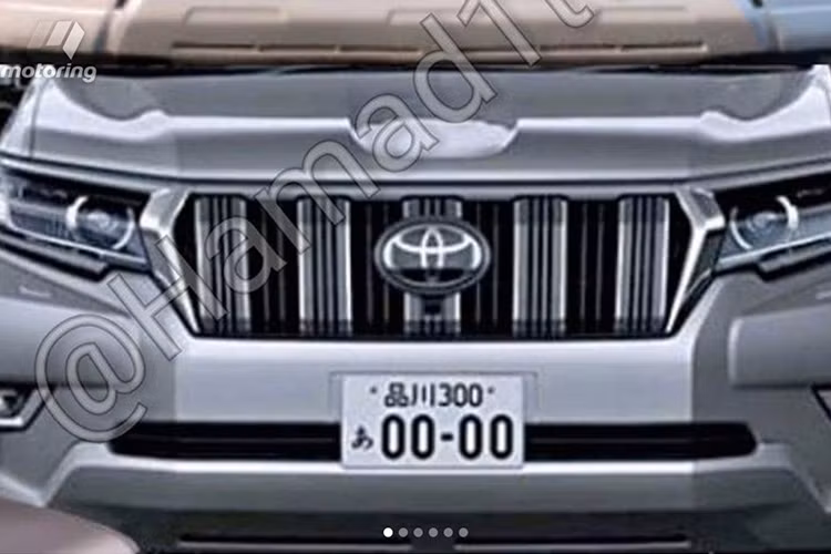 Bên cạnh đèn pha là lưới tản nhiệt mới với 5 thanh kép nằm dọc có thiết kế dày dặn hơn so với thế hệ trước. Bao quanh lưới tản nhiệt là viền mạ crôm đạt dọc dạng nan có thiết kế góc cạnh. Trên lưới tản nhiệt còn có đường crôm chạy dài đến 2 góc đầu xe.