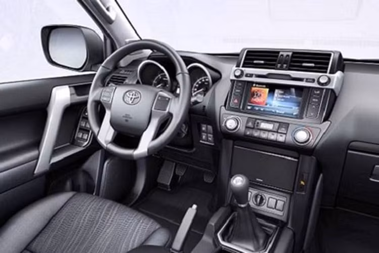 Cụm đồng hồ trước mặt người lái và hệ thống thông tin giải trí với màn hình 8 inch cũng góp phần thay đổi diện mạo nội thất của mẫu SUV này. Tất cả mang đến thiết kế cao cấp hơn cho mẫu Land Cruiser Prado 2018.