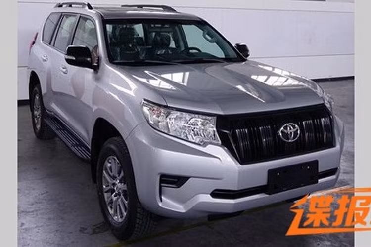 Trong thời gian qua, những hình ảnh chụp studio của Toyota Land Cruiser Prado 2018 đã liên tục xuất hiện trên mạng. Mãi đến nay, Toyota Land Cruiser Prado 2018 mới lộ diện "bằng xương, bằng thịt" ngoài đời thực.