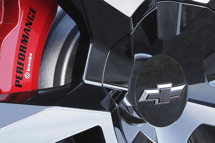 Xe sử dụng mâm hợp kim 22 inch với lốp thương hiệu Bridgestone (P285/45R 22), đi kèm với đó là phanh hiệu suất Brembo® với kẹp phanh (Calipers) 6 piston...