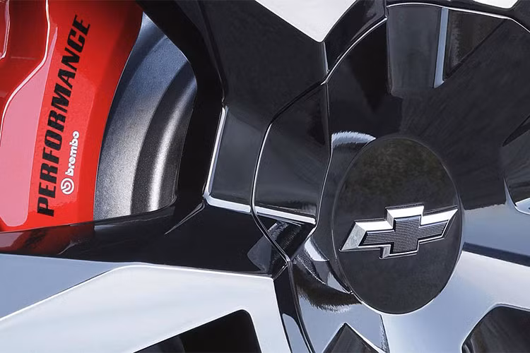 Xe sử dụng mâm hợp kim 22 inch với lốp thương hiệu Bridgestone (P285/45R 22), đi kèm với đó là phanh hiệu suất Brembo® với kẹp phanh (Calipers) 6 piston...