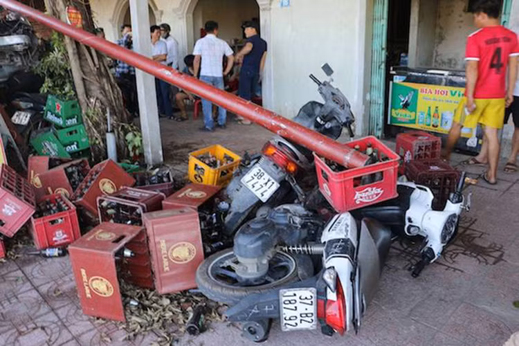 Sau khi gây tai nạn, tài xế xe vội rời khỏi hiện trường, bỏ lại cả đống xe máy cùng nhiều vật dụng đổ nát nằm chỏng chơ.