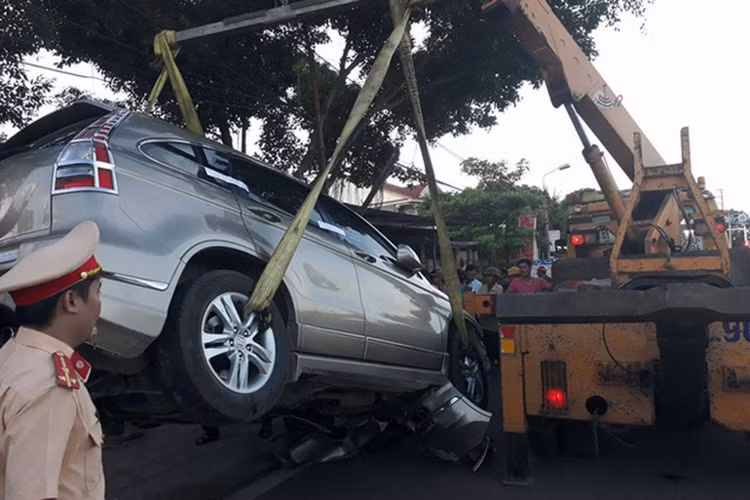 Một chiếc cẩu sau đó được điều đến để cẩu ôtô, giải cứu những chiếc xe máy ra khỏi hiện trường. Ngay sau đó, CSGT Công an huyện Nghi Xuân đã có mặt để điều tra, làm rõ vụ tai nạn.