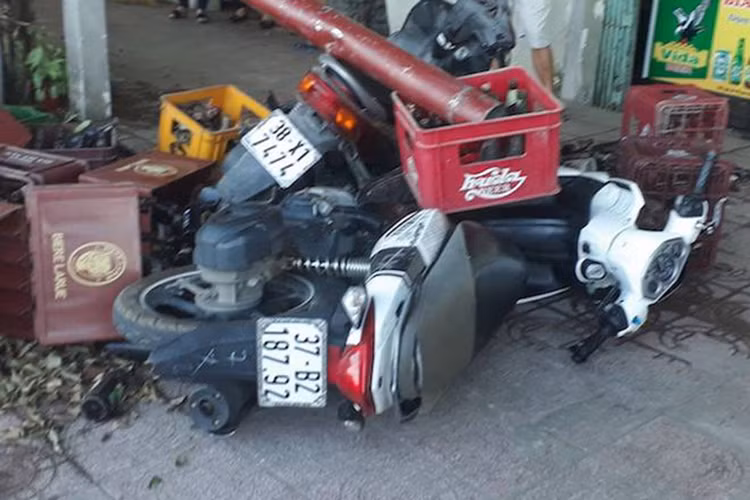 Hiện trường ngổn ngang sau khi xe ôtô tông đổ hàng loạt xe máy. 