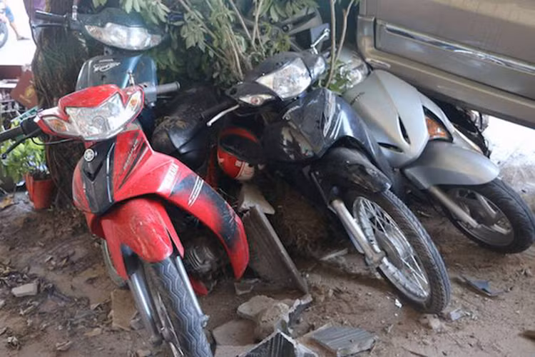 Những chiếc xe máy Yamaha và Honda vỡ nát, hư hỏng dưới gầm ôtô. 