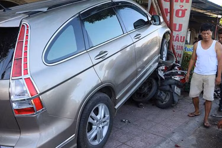 Vụ tai nạn kinh hoàng trên xảy ra vào lúc 16h45’ chiều 25/6 tại khối 4, thị trấn Nghi Xuân (huyện Nghi Xuân, Hà Tĩnh). Vào thời điểm trên, chiếc xe ôtô Honda CR-V mang BKS: 38A-127.28 di chuyển trên đường thuộc thị trấn Nghi Xuân. Khi chuẩn bị dừng lại rẽ vào một nhà hàng, chiếc xe bất ngờ rồ ga mạnh lên.