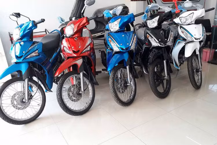 Tại thị trường Thái Lan, giá xe Yamaha Finn 115 được niêm yết ở mức từ 36.808 Baht (tương đương 25,25 triệu đồng) và cao nhất là 44.500 Baht (tương đương 30,5 triệu đồng). Trong khi đó, đối thủ Honda Wave 110i có giá bán ra tại đây từ khoảng 34.000 Baht đến 44.900 Baht.