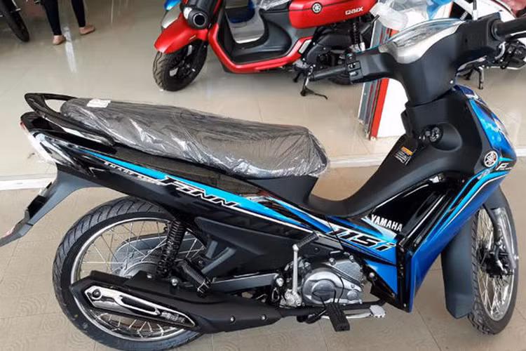 Lấy cảm hứng từ các dòng xe thể thao của Yamaha dành cho giới trẻ, Yamaha Finn 115 mới sở hữu thiết kế hài hòa, sắc sảo và đẹp mắt. Xe có chiều dài 1.940mm, rộng 710mm và cao 1.095mm. Chiều cao yên chỉ 775mm cũng khiến chiếc xe thân thiện hơn với khổ người châu Á.