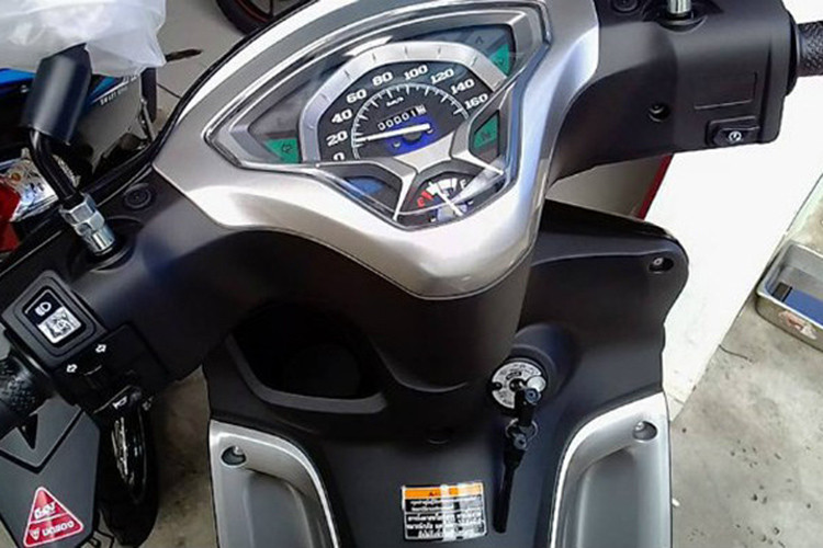 Là một mẫu xe số phổ thông nên các trang bị tiện nghi của Yamâh Finn 115 sẽ chỉ dừng lại ở mức tối thiểu. Chiếc xe sở hữu bảng đồng hồ chạy cơ hoàn toàn, ổ khóa từ 2 nấc, hộp chứa đồ dưới yên dung tích 9,7 lít cùng một hộc chứa đồ nhỏ nằm ở phía sau yếm trước.