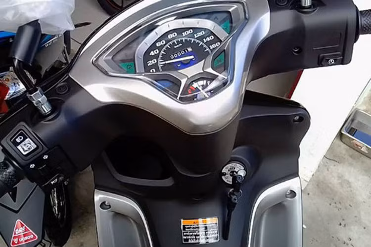 Là một mẫu xe số phổ thông nên các trang bị tiện nghi của Yamâh Finn 115 sẽ chỉ dừng lại ở mức tối thiểu. Chiếc xe sở hữu bảng đồng hồ chạy cơ hoàn toàn, ổ khóa từ 2 nấc, hộp chứa đồ dưới yên dung tích 9,7 lít cùng một hộc chứa đồ nhỏ nằm ở phía sau yếm trước.